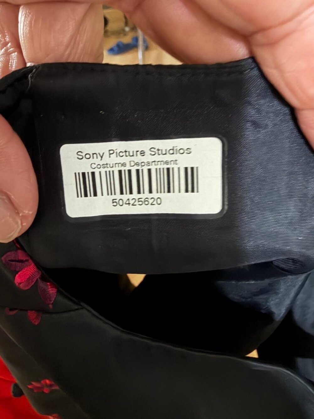 Sony Studios Costume Dept Carlisle Black Silk Floral Embroidered Button-Front Sl - Picture 4 of 4